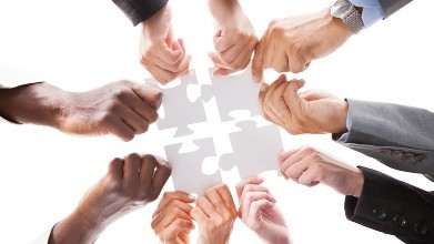 企業(yè)網(wǎng)站建設(shè)找建站公司做還是自己招人做好呢？